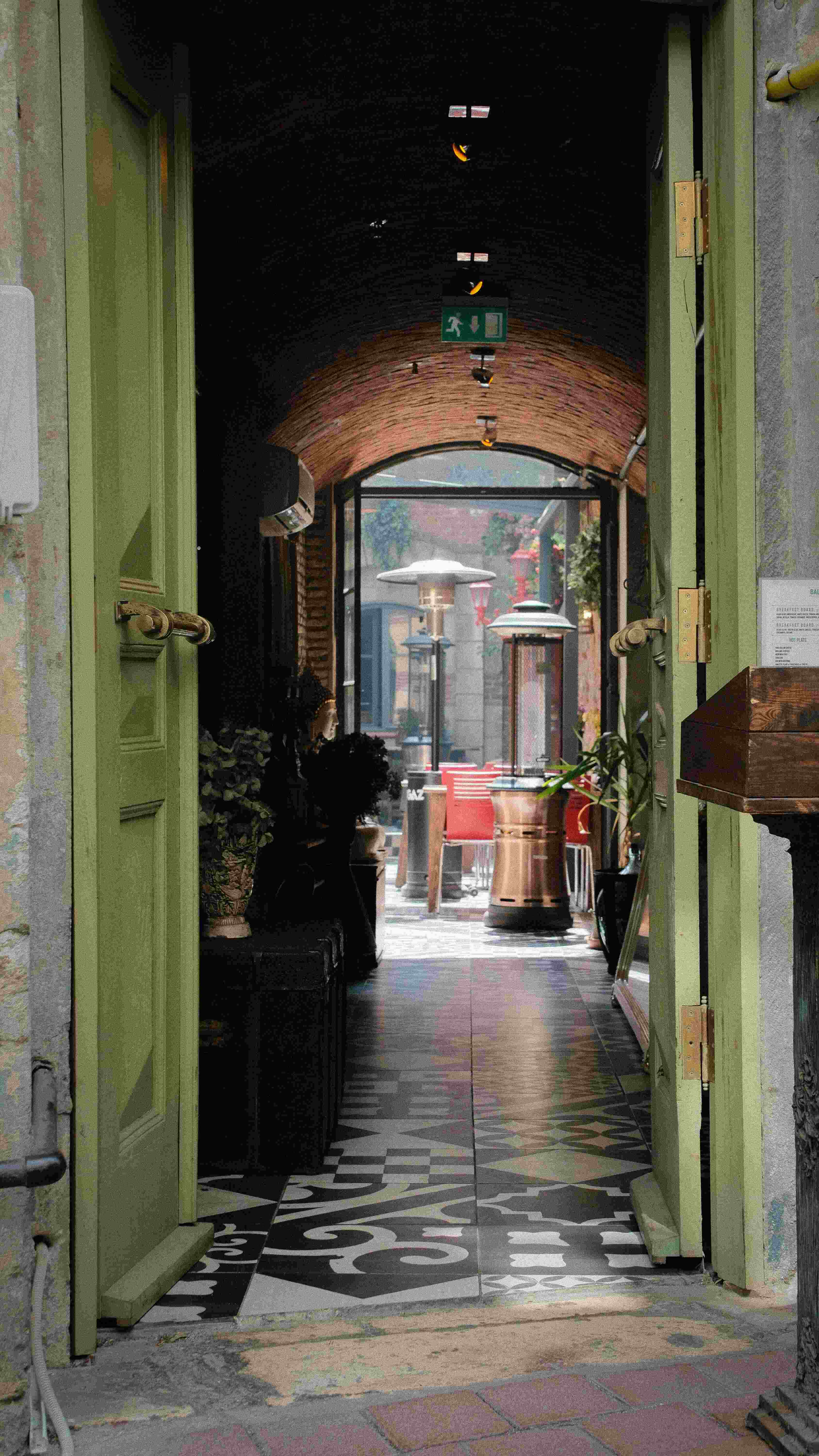 offene tür licht warm minimal_0005.jpeg